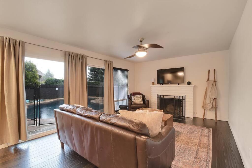 The Charming Home With A Pool ユバシティ エクステリア 写真