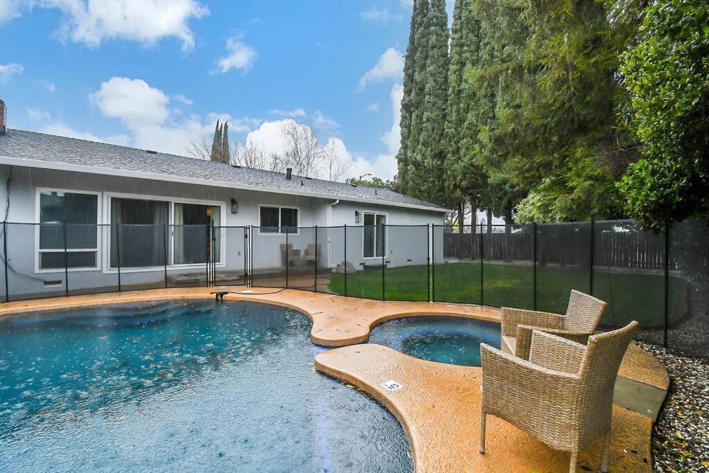 The Charming Home With A Pool ユバシティ エクステリア 写真
